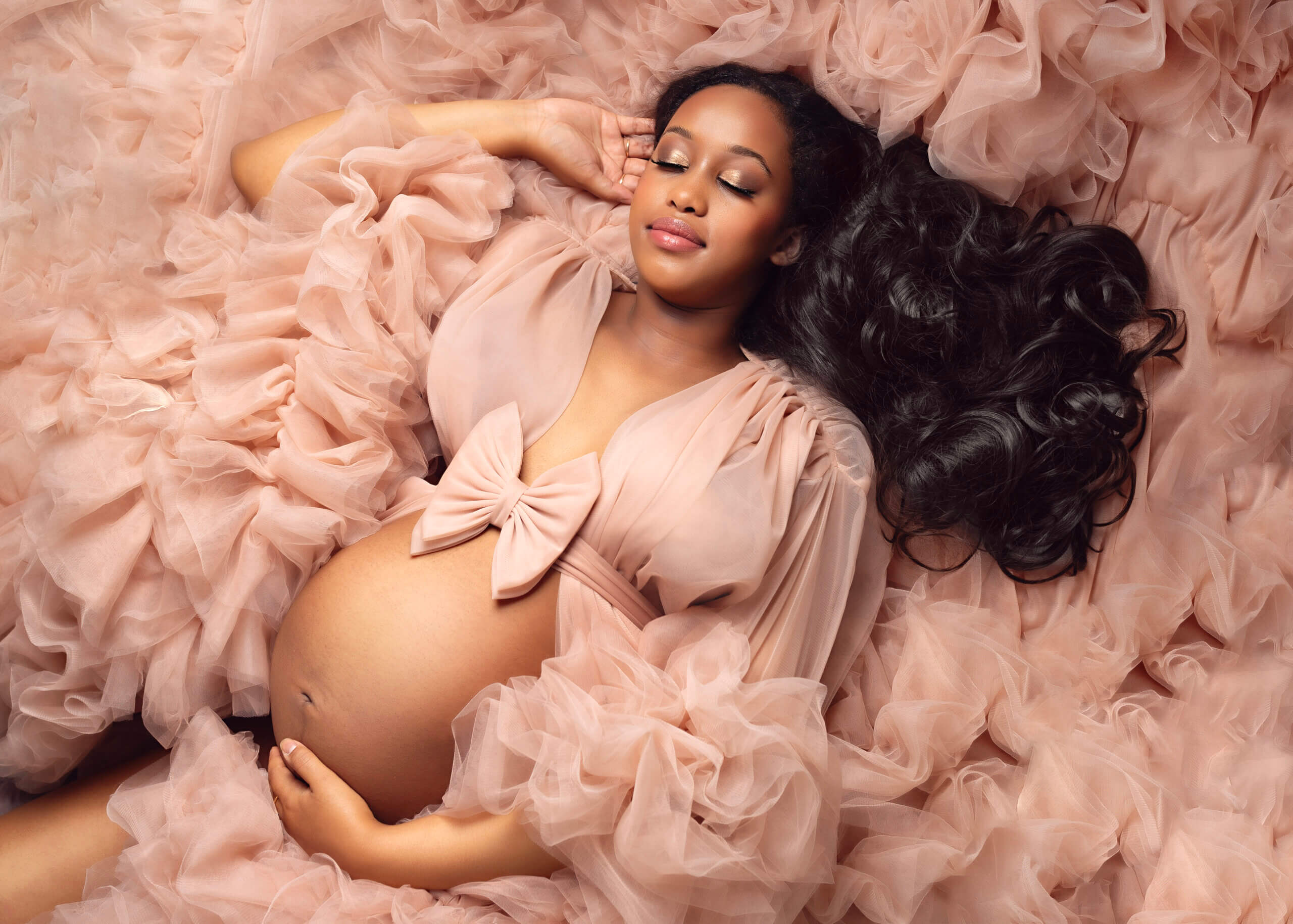 You Can Show Up With Nothing for Your Maternity Shoot! – Pregnancy